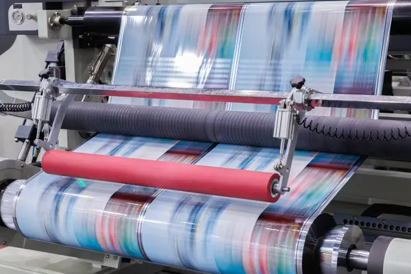 Dijital kontrol paneli ile otomatik etiket yazdırma makinesinin yeni yenilikçi teknolojisi. Baskı fabrikasındaki gıda ürünlerini paketlemek için sürekli plastik film basımı.