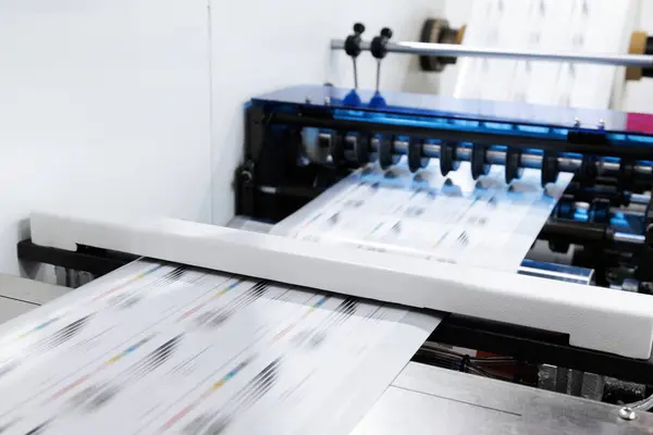 Dijital kontrol paneli ile otomatik etiket yazdırma makinesinin yeni yenilikçi teknolojisi. Baskı fabrikasındaki gıda ürünlerini paketlemek için sürekli plastik film basımı.