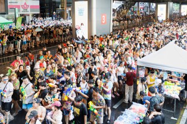 Bangkok, Tayland - 14 Nisan 2024: Dünyanın en büyük su festivali. Dünyanın dört bir yanındaki insanlar Silom Yolu, Bangkok, Tayland 'daki ünlü Songkran Yeni Yılı' nda su tabancasıyla en popüler su savaşını yapıyorlar.