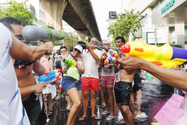 Bangkok, Tayland - 13 Nisan 2024 Songkran Dünya 'nın en büyük su festivali. Dünyanın dört bir yanından insanlar en popüler su tabancasıyla Silom Yolu 'ndaki ünlü Songkran Thai' de su savaşına geliyorlar..