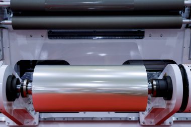 Yiyecek ürün fabrikasındaki otomatik paketleme makinesinin plastik ambalaj filmi. sanayi ve teknoloji kavramı.