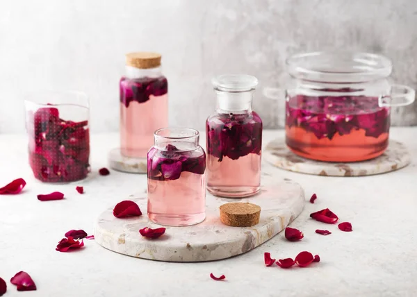 Ev yapımı gül suyu ya da kokteyl, içecek, limonata ya da tatlı tatlı tatlılar hazırlamak için yapılmış cam şişelerdeki şerbet. Sağlıklı yaz yemekleri konsepti. 