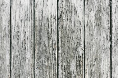 Kırık gri boyalı, eski, eski ahşap bir tahtanın yakın görüntüsü. Kırsal arkaplan veya doku.
