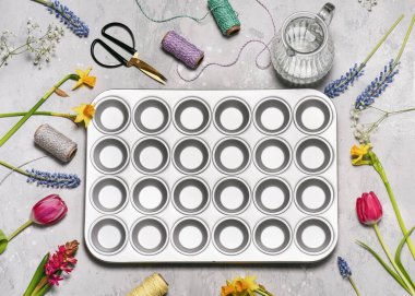 Kek tenekesi, çiçekler ve bahar çelengi dekorasyonu için aletlerle el sanatları işyeri manzarası. Dekoratif ev yapımı konsept. Adım adım.