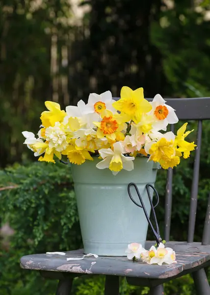 Arrangement Floristique Printanier Avec Une Variété Fraîche Colorée Différente Fleurs Images De Stock Libres De Droits