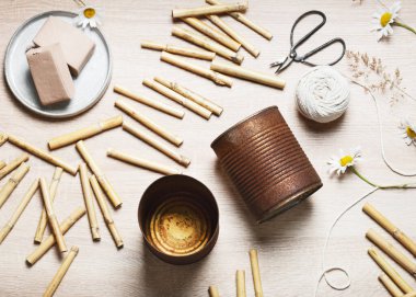 İki eski paslı yemek tenekesi, bambu kazıkları, hava kuru kil, ip, makas. Bahçe için DIY böceği oteli oluşturun. Çocuklar vahşi hayvan kavramını geliştirir ve ona yardım eder.