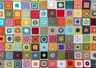 Tığ işi büyükanne karelerinden farklı motiflere sahip el yapımı çok renkli ekoseler. Kışın sıcak tutmak için güzel bir el işi ürünü..