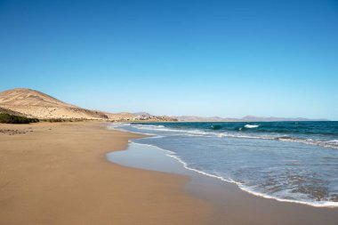 Playa el Salmo sahilindeki dalgalı Atlantik Okyanusu 'nun güzel manzarası. Fuerteventura 'ya gidiyorum. Kanarya Adaları, İspanya.