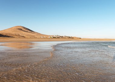 Playa el Salmo sahilinde dalgalı Atlantik Okyanusu 'nun hoş dalgaları. Fuerteventura 'ya gidiyorum. Kanarya Adaları, İspanya.