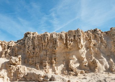 Kanarya Adaları 'ndaki Fuerteventura adasının batı kıyısındaki Ajuy, Pajara mağaralarına giden yolda kayalık uçurumlar doğal bir anıttır. İspanya Jeolojik Araştırma Konsepti