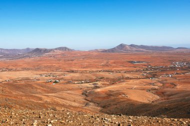 Çöl vadisindeki bazı küçük köylerin güzel volkanik manzarası. Fuerteventura 'da yürüyüş. Kanarya Adaları, İspanya. Betancuria Kırsal Parkı.