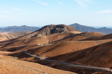 Pajara, Fuerteventura, Kanarya Adaları, İspanya çevresindeki Sicasumbre noktasından dağların arasındaki volkanik tepelerin muhteşem manzarası.