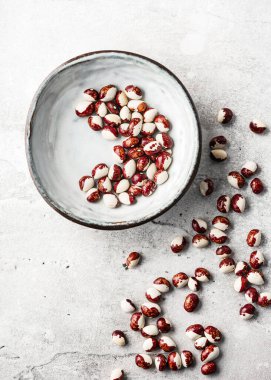 Tabaktaki çiğ organik kırmızı ve beyaz 