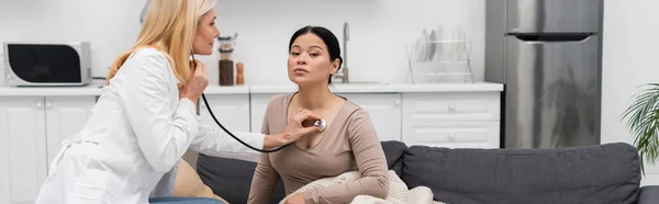 Dokter Paruh Baya Memeriksa Paru Paru Pasien Dengan Stetoskop Rumah — Stok Foto