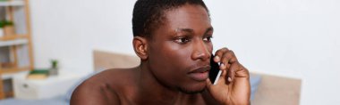 Afro-Amerikalı, üstsüz, cep telefonuyla konuşuyor..