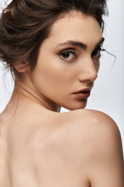 Siyah saçlı ve delici bakışlı genç bir kadının portresi..