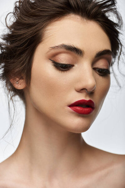 Портрет молодой женщины с темными волосами и завораживающими глазами.