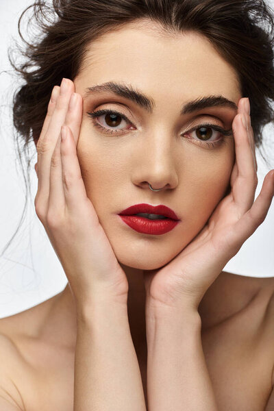 Портрет крупным планом молодой женщины в элегантной одежде.