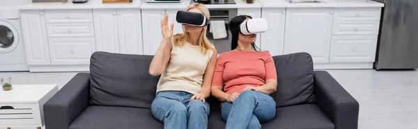 Друзі в гарнітурах vr на дивані вдома, банер — Stock Photo