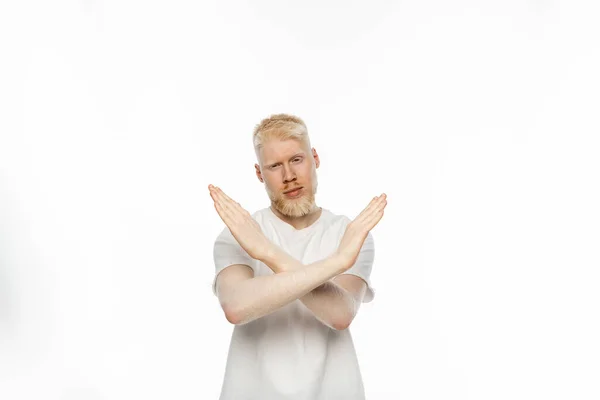 Homem albino barbudo em t-shirt mostrando nenhum gesto com as mãos no fundo branco — Fotografia de Stock