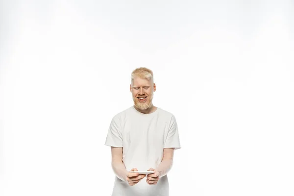 Felice uomo albino in t-shirt con smartphone su sfondo bianco — Foto stock