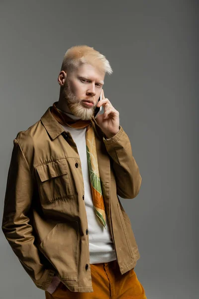 Barbuto albino uomo in camicia giacca parlare su smartphone isolato su grigio — Foto stock