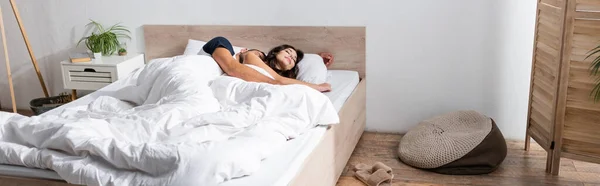 Couple sleeping on white bedding at home, banner — Stockfoto