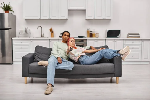 Boa aparência multicultural casal em homewear passar o tempo juntos e assistir filmes em casa — Fotografia de Stock