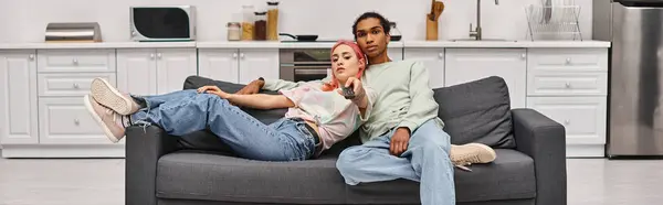 Atraente interracial casal no homewear passar tempo juntos e assistir filmes em casa, banner — Fotografia de Stock