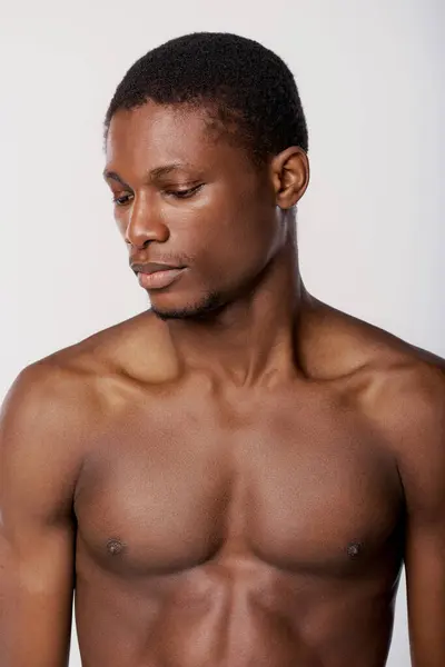 Hemdloser afroamerikanischer Mann in einem Studio mit weißem Hintergrund — Stockfoto