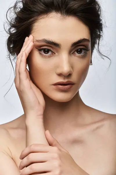 Portrait d'une jeune femme aux longs cheveux foncés, vêtue d'une tenue élégante. — Photo de stock