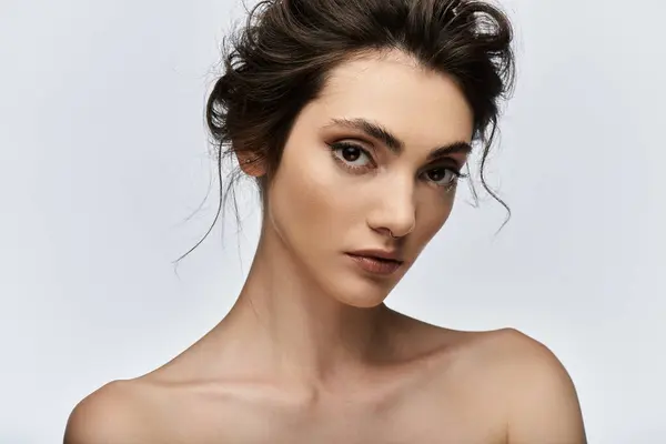 Une jeune femme aux cheveux foncés regarde intensément la caméra. — Photo de stock