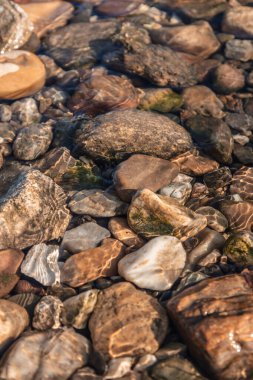 Deniz suyunda deniz taşları. Suyun altındaki çakıl taşları. Yukarıdan manzara. Denizcilik geçmişi. Temiz deniz suyu. Şeffaf deniz.