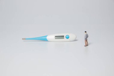 Dijital termometre adam, minyatür insanlar.