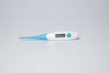 Tıbbi mavi termometre beyaz Arkaplan