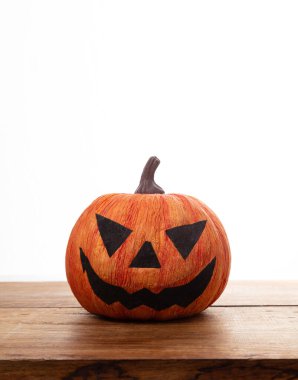 Ahşap bir masada Cadılar Bayramı kabakları.