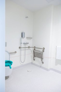Modern hastane uyarlanmış banyo, tekerlekli sandalye girişi