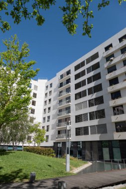 Modern apartman dairesi. Yeni lüks ev ve konut kompleksinin ayrıntıları.