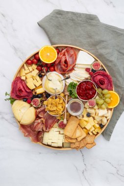 Akdeniz atıştırmalıkları, servis edilen çeşitli mezeler. Üst görünüm