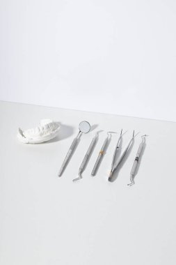 Küf dişleri, Metal set Dişçi Tıbbi Malzeme Aletleri