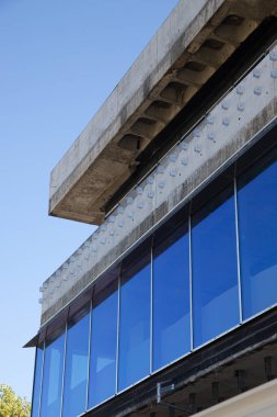 Modern iş binasının mavi pencereleri 