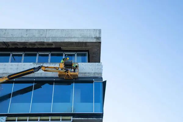 Modern iş binasının mavi pencereleri 