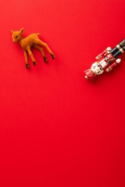 Noel elementleri, Noel geyiği ve kırmızı arka planda Noel askeri