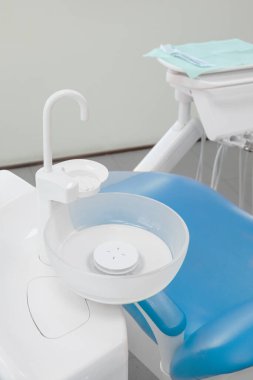 Dişçinin ofisini mavi koltuk ve özel diş teçhizatı ile kapatın.