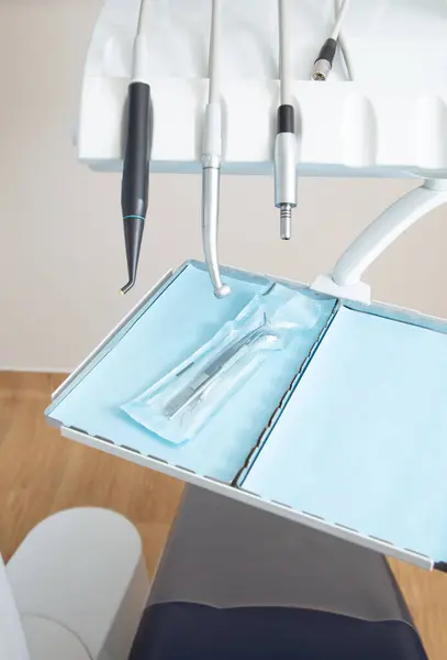 Dişçinin ofisini mavi koltuk ve özel dişçi ekipmanlarıyla kapatın.