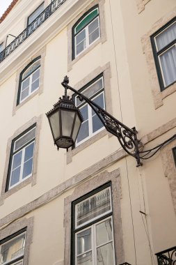 Lizbon caddesinde geleneksel dövülmüş demir lamba
