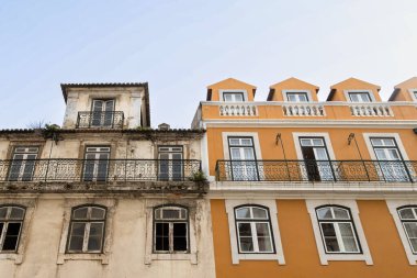 Lizbon 'da yeniden inşa edilmiş bir binanın yanındaki harabe bina.
