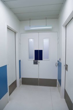 Hastane koridoru kapısı kapalı.