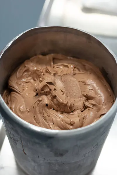 Bir kova çikolatalı dondurma.