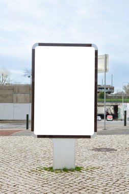 Beyaz boş reklam panosu. Sokak modelleme paneli. Dijital ışık kutusu reklam panosu. Otobüs durağı reklamı. dikey biçim işareti. Avrupa sahnesi